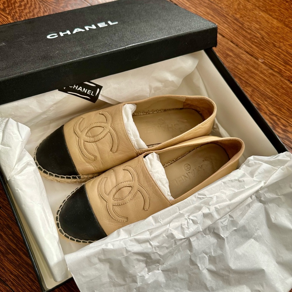 Auth. Chanel classic espadrilles (black/beige) size 7